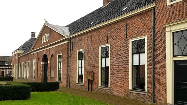 foto van de buitenzijde van Nederhof, overblijfsel van het paleis dat Frederik Hendrik en Amalia van Solms lieten bouwen. De Willemsschool in Ter Heyde heeft geld gekregen van Koning Willem om de school te laten bestaan.