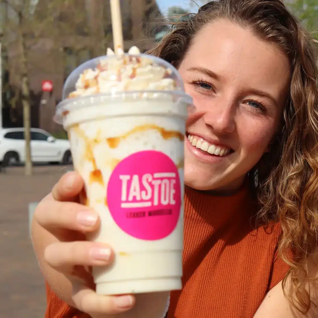 jonge dame met plastic beker met drankje van tastoe in 's-Gravenzande in het Westland