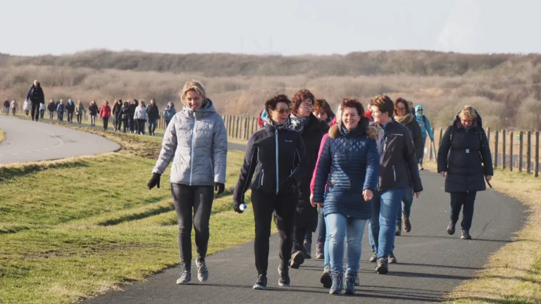 groep wandelaars wandelt door de Westlandse duinen voor een goed doel Avavieren om geld op te halen voor vakantie vieren voor mensen met een beperking