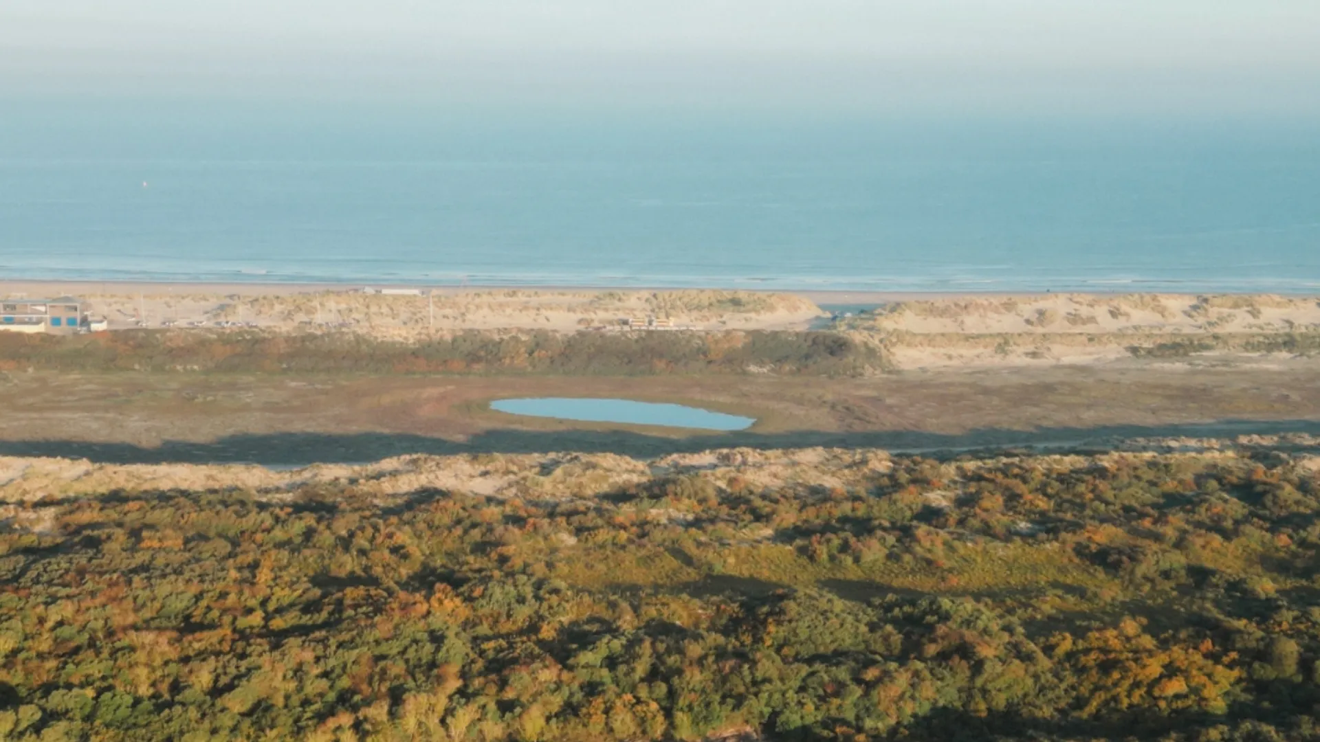 dronebeeld van de westlandse kust en duinen