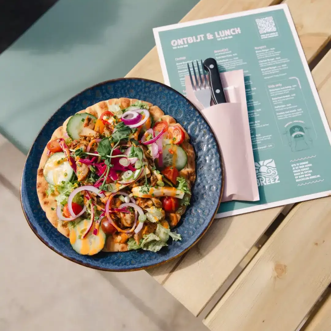 bord met flatbread bij breez aan de westlandse kust