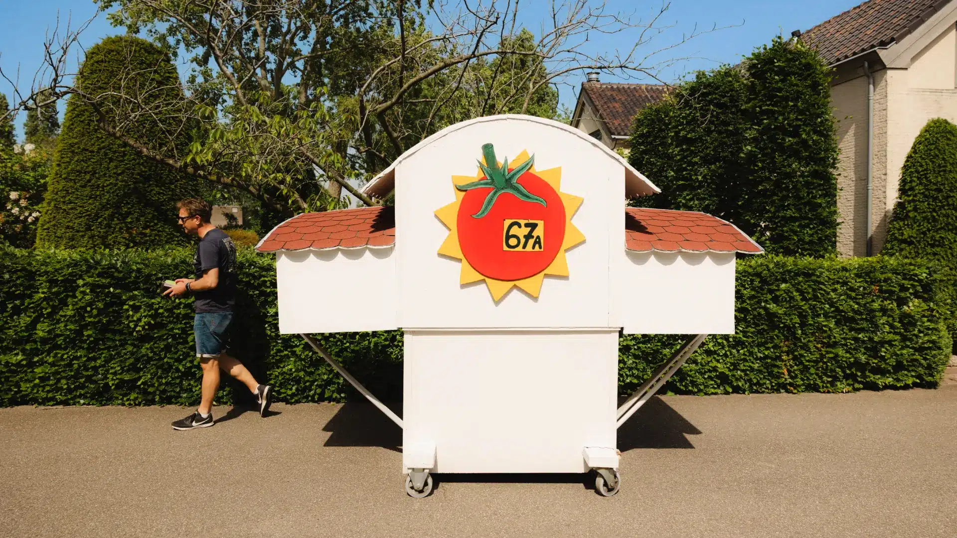 stalletje van De Bakker Westland tomaten met tomaten uit de kas en een bezoeker die net weggaat
