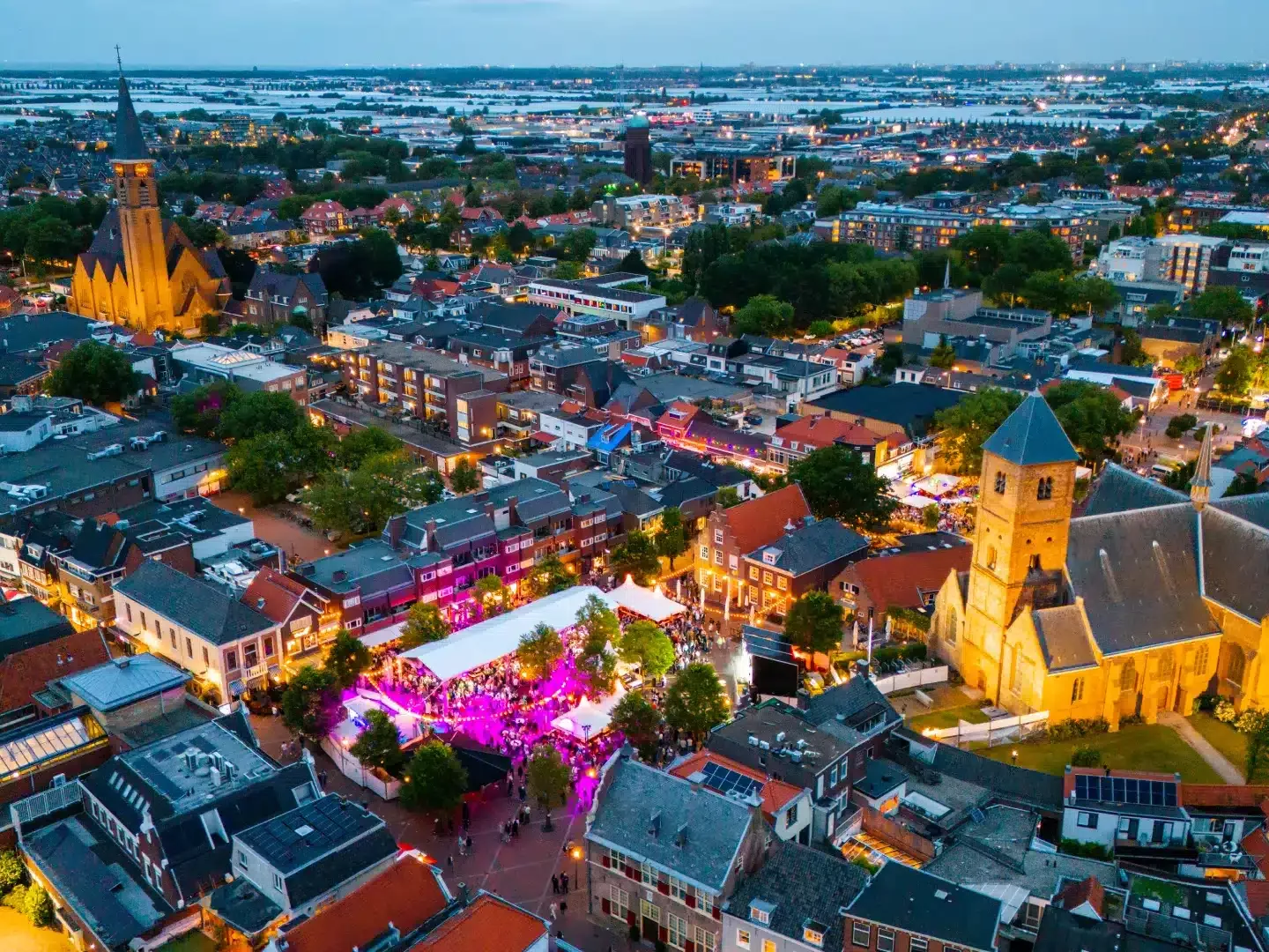 dronebeeld van Wilheminaplein in Naaldwijk tijdens een feestweek