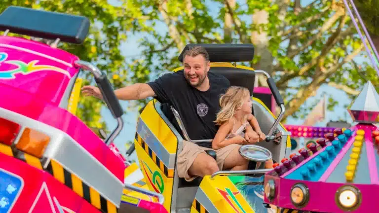 vader met dochter in kermisattractie tijdens een feestweek in naaldwijk