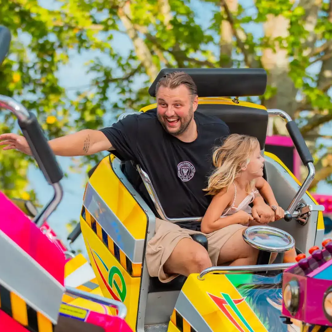 vader met dochter in kermisattractie tijdens een feestweek in naaldwijk