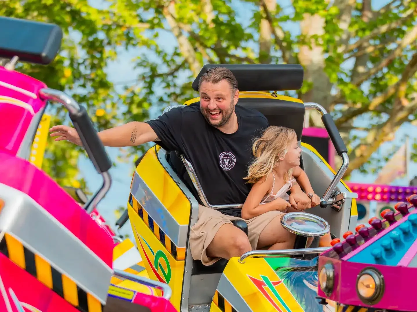 vader met dochter in kermisattractie tijdens een feestweek in naaldwijk
