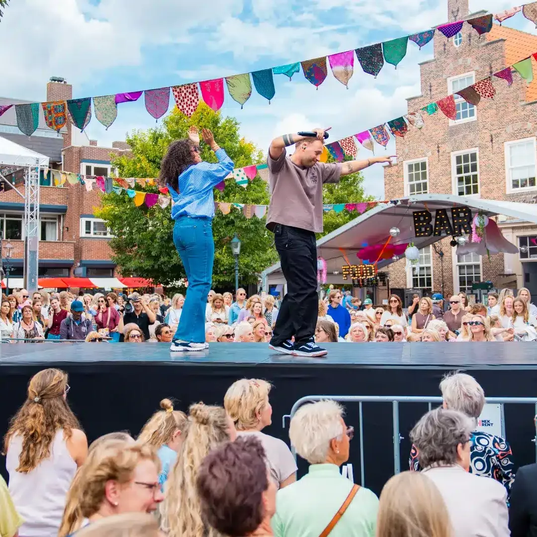 optreden van 2 zangers op een verhoogd podium tijdens een feestweek in naaldwijk