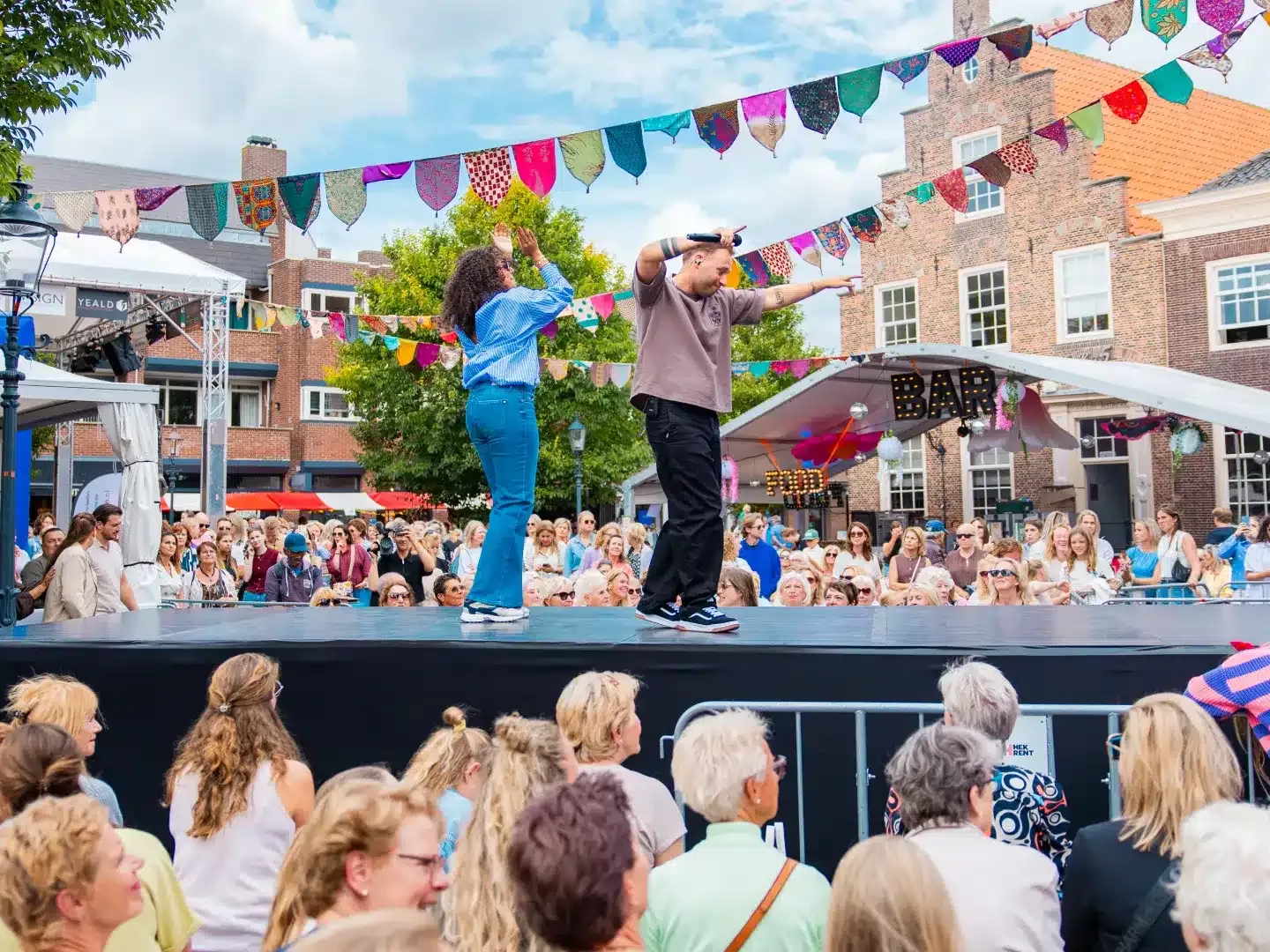 optreden van 2 zangers op een verhoogd podium tijdens een feestweek in naaldwijk
