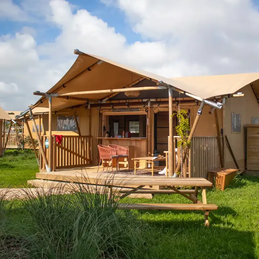 luxe glamping tent van Sahara Stay pal bij de Westlandse kust van Slag Vlugtenburg