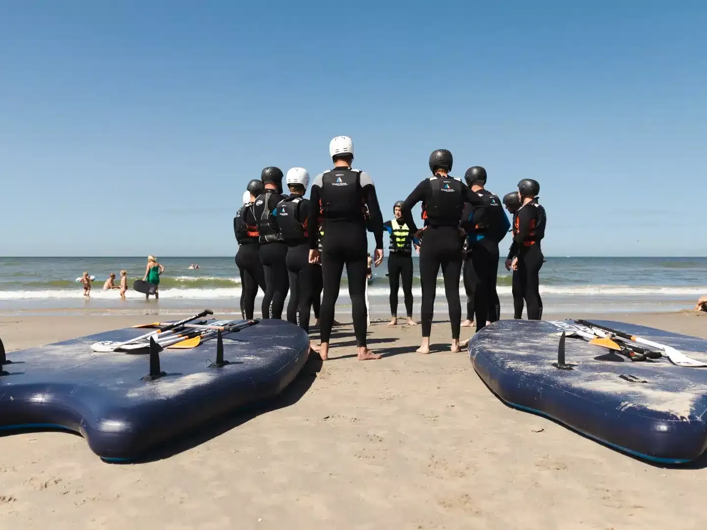 groepsuitje raften op zee op het westlandse strand op een zonnige zomerse dag