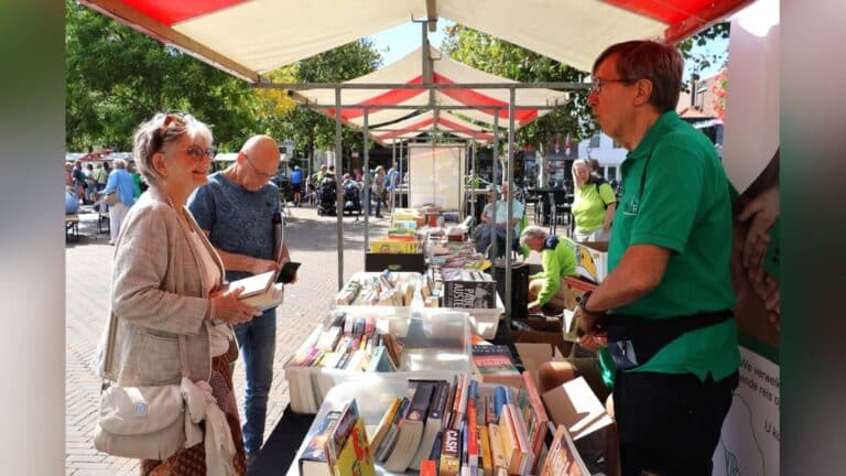 platen en boekenmarkt 12 september - foto John Navarro